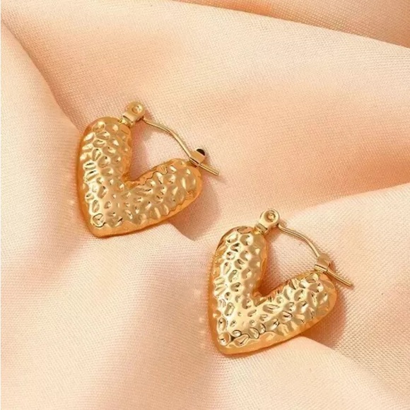 NEW💎18K Gold Plated Heart Hoop Earrings* - Picture 5 of 8